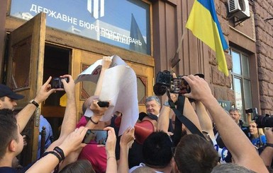 В ГБР на допрос Порошенко прибыл с детьми