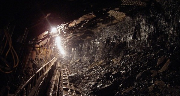 Горняки сразу двух шахт перекрыли дорогу в Донбассе и требуют денег