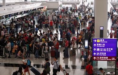 В аэропорту Гонконга отменили свыше 100 рейсов
