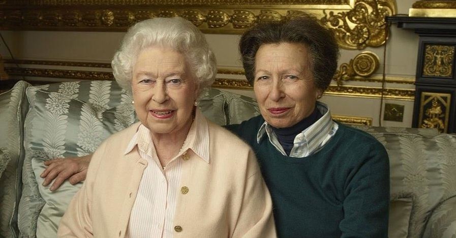 Елизавета II поздравила дочь с 69-летием в Инстаграм