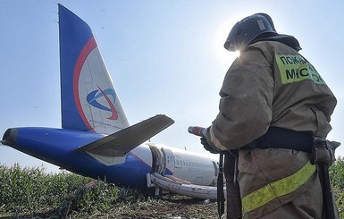 Весь экипаж аварийно севшего в России самолета внесли в базу 