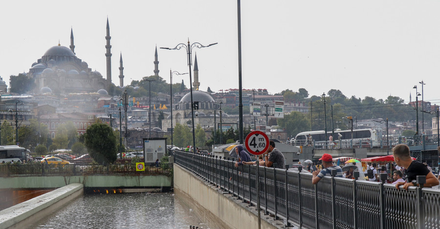 В Стамбуле после сильного ливня затопило улицы и переходы: есть жертвы