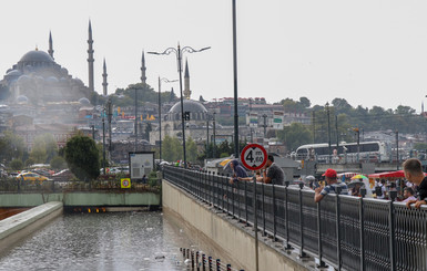 В Стамбуле после сильного ливня затопило улицы и переходы: есть жертвы