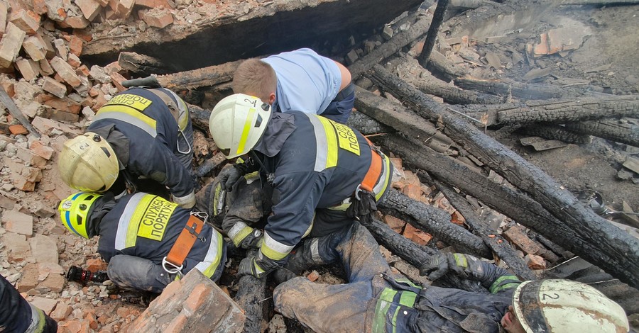 В Днепре во время работы на пожарных рухнула крыша: пострадали 3 спасателя
