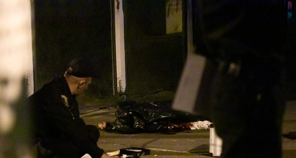 Киевлянин посреди улицы зарезал жену и перерезал себе горло