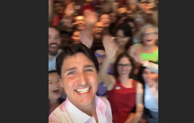 Джастин Трюдо в розовой рубашке пришел на ЛГБТ-парад в Монреале