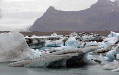 Исландцы торжественно попрощались с погибшим ледником