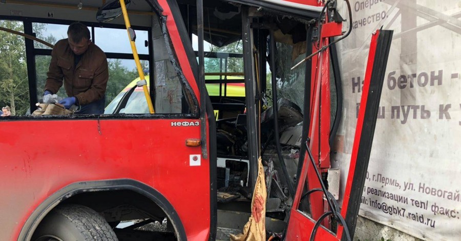 В России автобус протаранил дом: погиб человек, еще 19 - пострадали