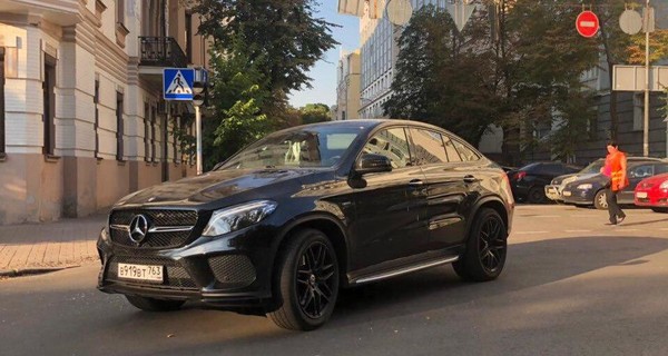 В Киеве поймали пьяного россиянина на Mercedes с трусиками на зеркале