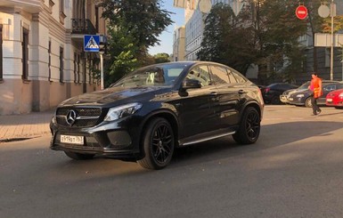 В Киеве поймали пьяного россиянина на Mercedes с трусиками на зеркале