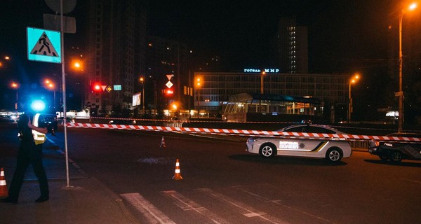 В Киеве у метро произошла перестрелка, пострадали трое мужчин