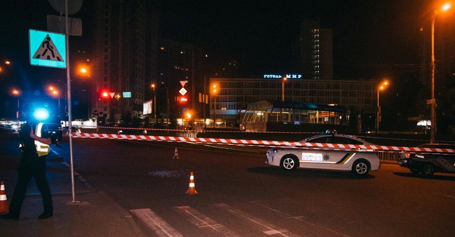 В Киеве у метро произошла перестрелка, пострадали трое мужчин