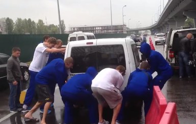 Расчистили себе дорогу: баскетболисты сборной Украины подняли и унесли машину, мешавшую им проехать