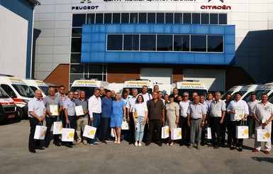 57 из 200 автомобилей скорой помощи передал Фонд Рината Ахметова медикам всей Украины