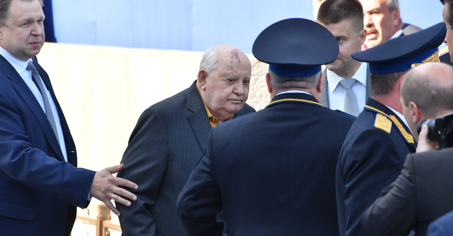 Пресс-секретарь - о состоянии Горбачева: В силу возраста не каждый день ходит на работу