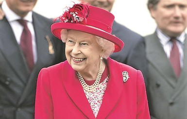 Елизавета II носит в сумочке леденцы, ножик и кроссворды