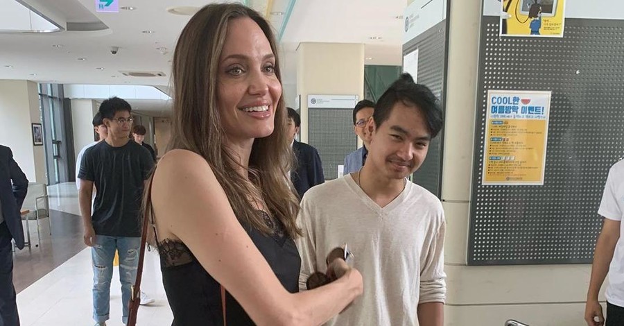 Анджелина Джоли сама отвела сына в университет Сеула. И расчувствовалась