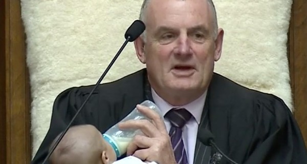 Спикер парламента Новой Зеландии покормил малыша депутата во время заседания