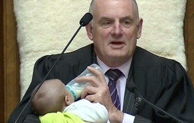 Спикер парламента Новой Зеландии покормил малыша депутата во время заседания