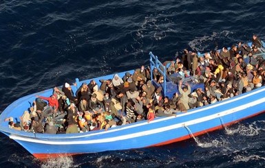 Великобритания спасла 50 мигрантов, которые плыли через Ла-Манш