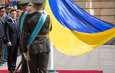 Зеленский в День флага присвоил почетные названия подразделениям украинской армии