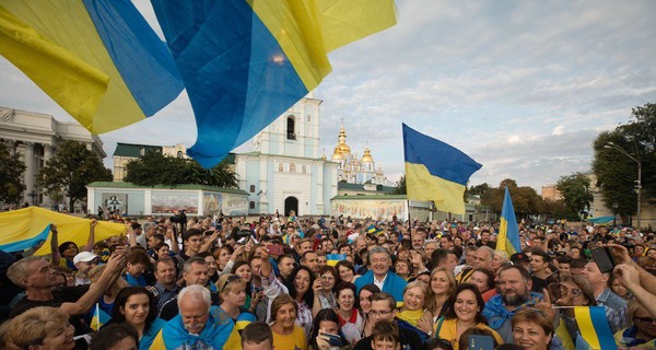 Порошенко в День флага пришел на Михайловскую площадь