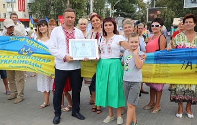 В Херсоне развернули самый длинный флаг Украины