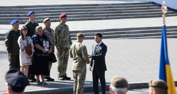 В День Независимости Зеленский наградил Жана Беленюка и вдову Андрея Волоса