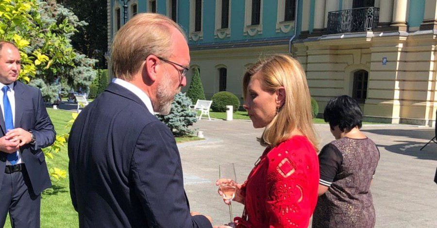 Елена Зеленская для приема в Мариинском дворце выбрала красное платье с вышивкой