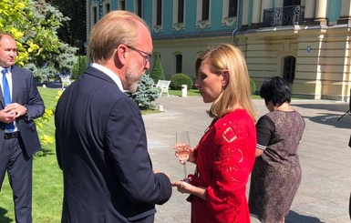 Елена Зеленская для приема в Мариинском дворце выбрала красное платье с вышивкой