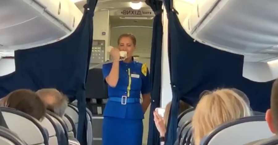 Пользователей соцсетей покорила стюардесса, спевшая Гимн Украины во время полета
