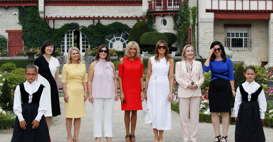 Наряды первых леди на саммите G7: Брижит Макрон в Louis Vuitton, а Мелания Трамп в Gucci