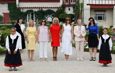 Наряды первых леди на саммите G7: Брижит Макрон в Louis Vuitton, а Мелания Трамп в Gucci