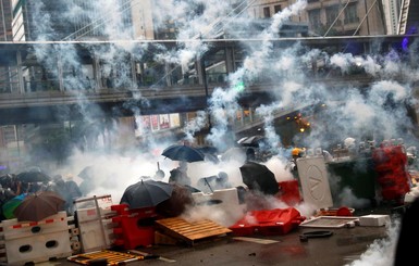 Во время протестов в Гонконге полиция впервые открыла огонь по протестующим