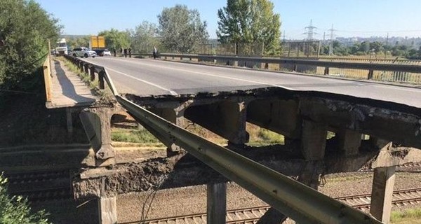 Харьковчане лихачат на обвалившемся мосту и выкладывают видео в соцсети