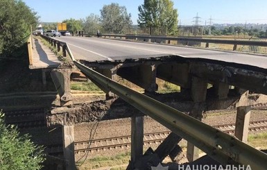 Харьковчане лихачат на обвалившемся мосту и выкладывают видео в соцсети