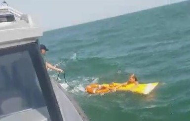 На Арабатской стрелке полицейские спасли девушку, которую унесло в море на матрасе