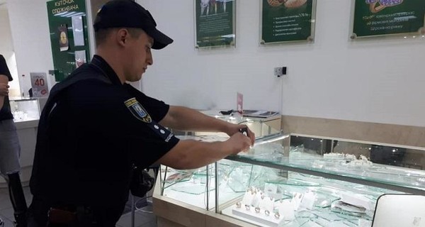 В Киеве грабитель обчистил ювелирный магазин