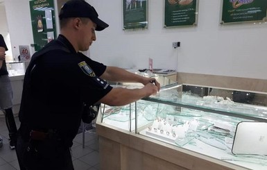 В Киеве грабитель обчистил ювелирный магазин