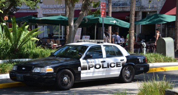 В США мужчина забаррикадировался в доме и открыл стрельбу по полицейским