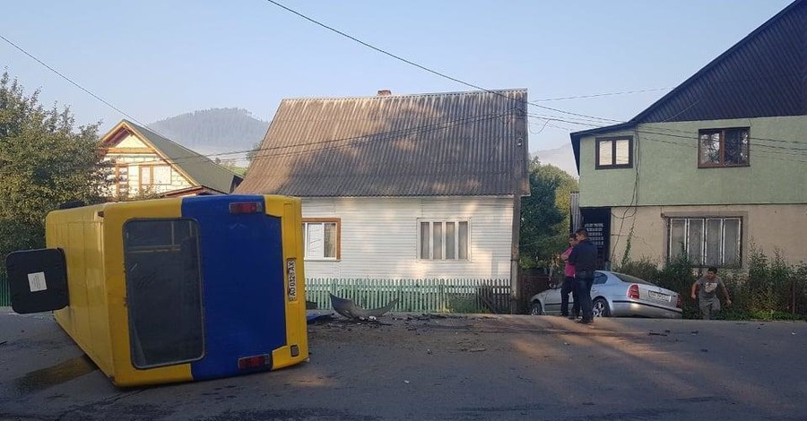На Закарпатье перевернулся пассажирский автобус