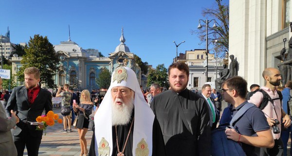 Первыми к началу заседания новой Рады прибыли Филарет, Разумков и Стефанчук