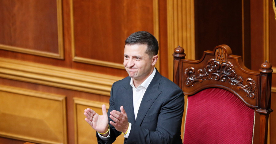 Первое заседание Рады затянулось в ночь: депутаты голосовали под присмотром Зеленского