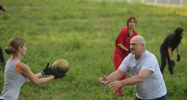 Накануне юбилея Лукашенко с красивыми девушками собрал арбузы
