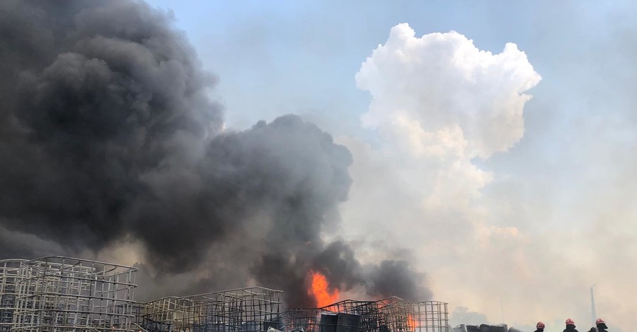 Пожар на химическом производстве Львовской области: сгорели грузовик и три легковушки