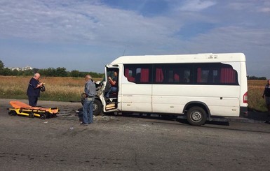 На Днепропетровщине маршрутка протаранила грузовик: пострадали 10 человек