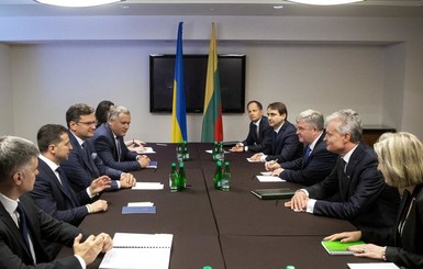 Зеленский встретился с президентом Литвы и позвал его в Мариуполь
