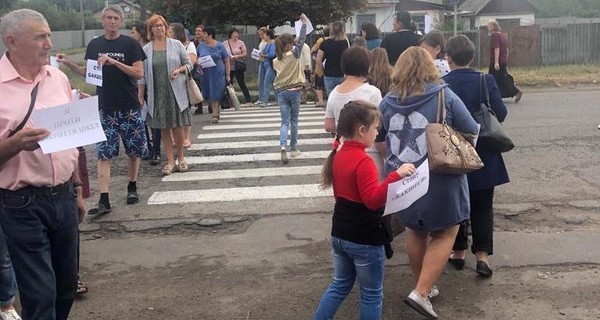 В Харьковской области учителя перекрыли движение в знак протеста