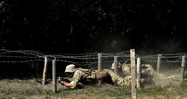В Донбассе под обстрелом погиб военный