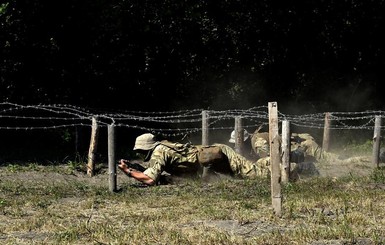 В Донбассе под обстрелом погиб военный
